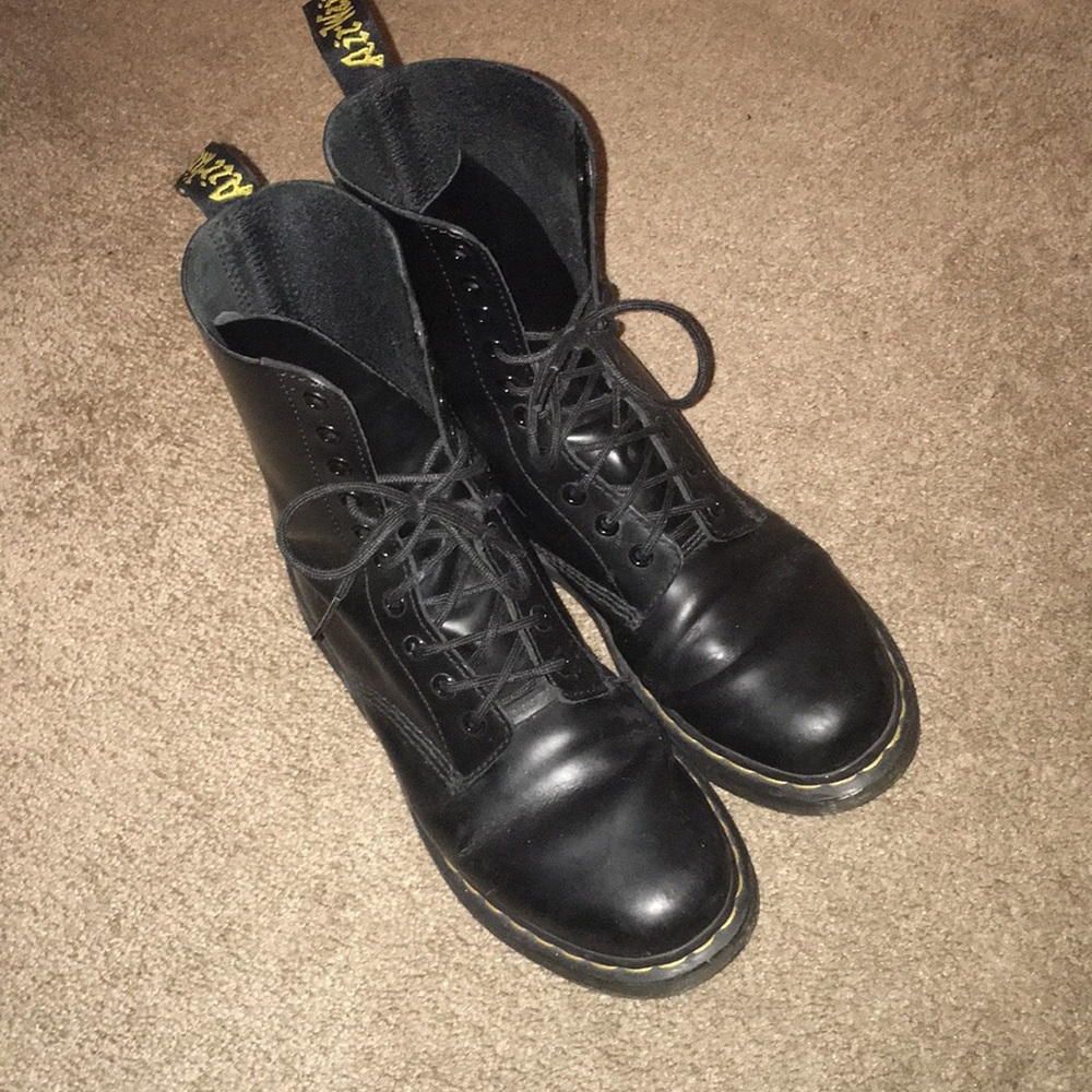 Black Dr. Martens: 10 eyelets